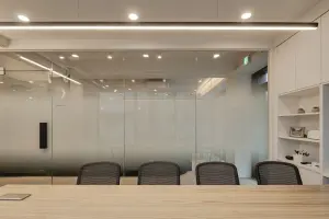 투명 유리벽으로 소통하는 미니멀 회의실